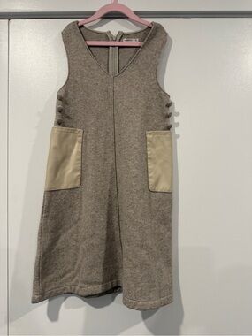 Girls sleeveless dress with leather pockets and button design